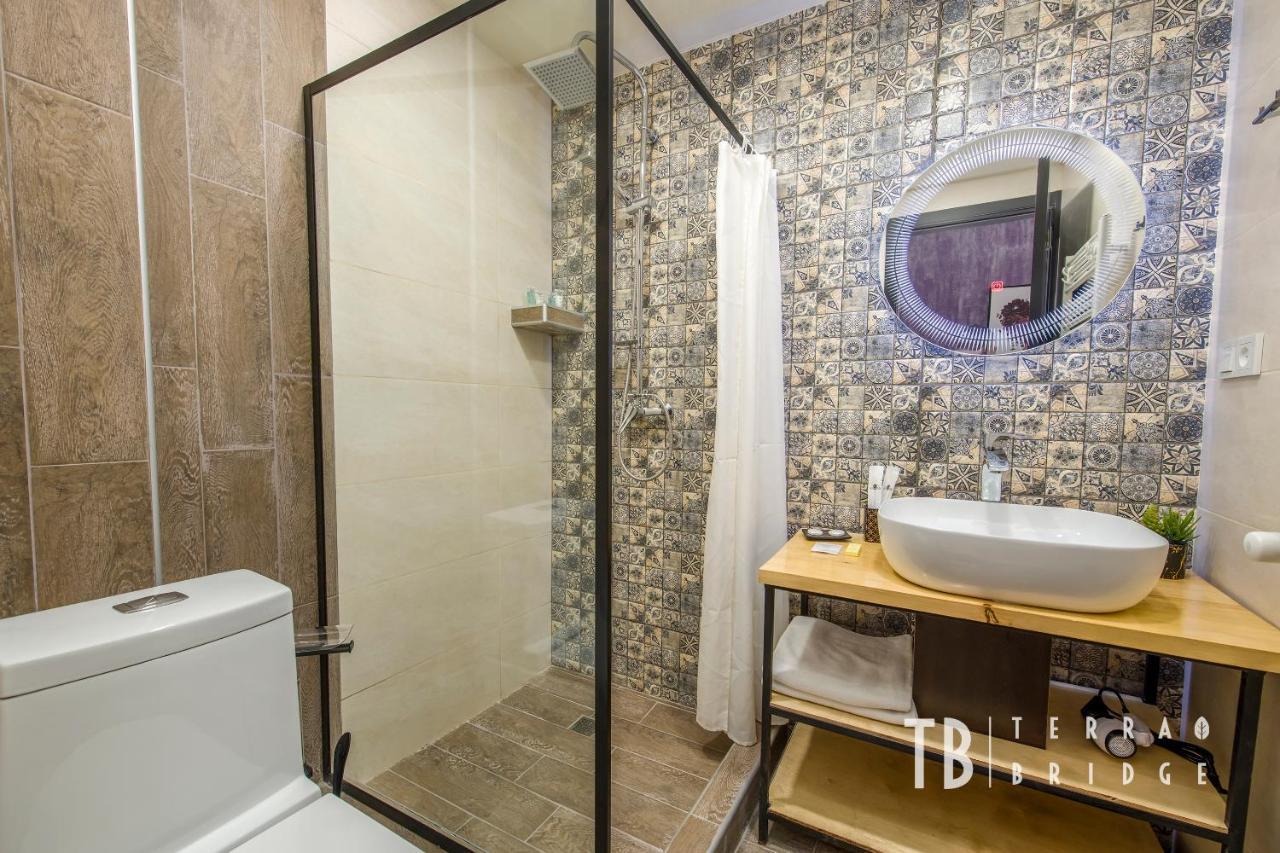 Terra Bridge Hotel Tbiliszi Kültér fotó